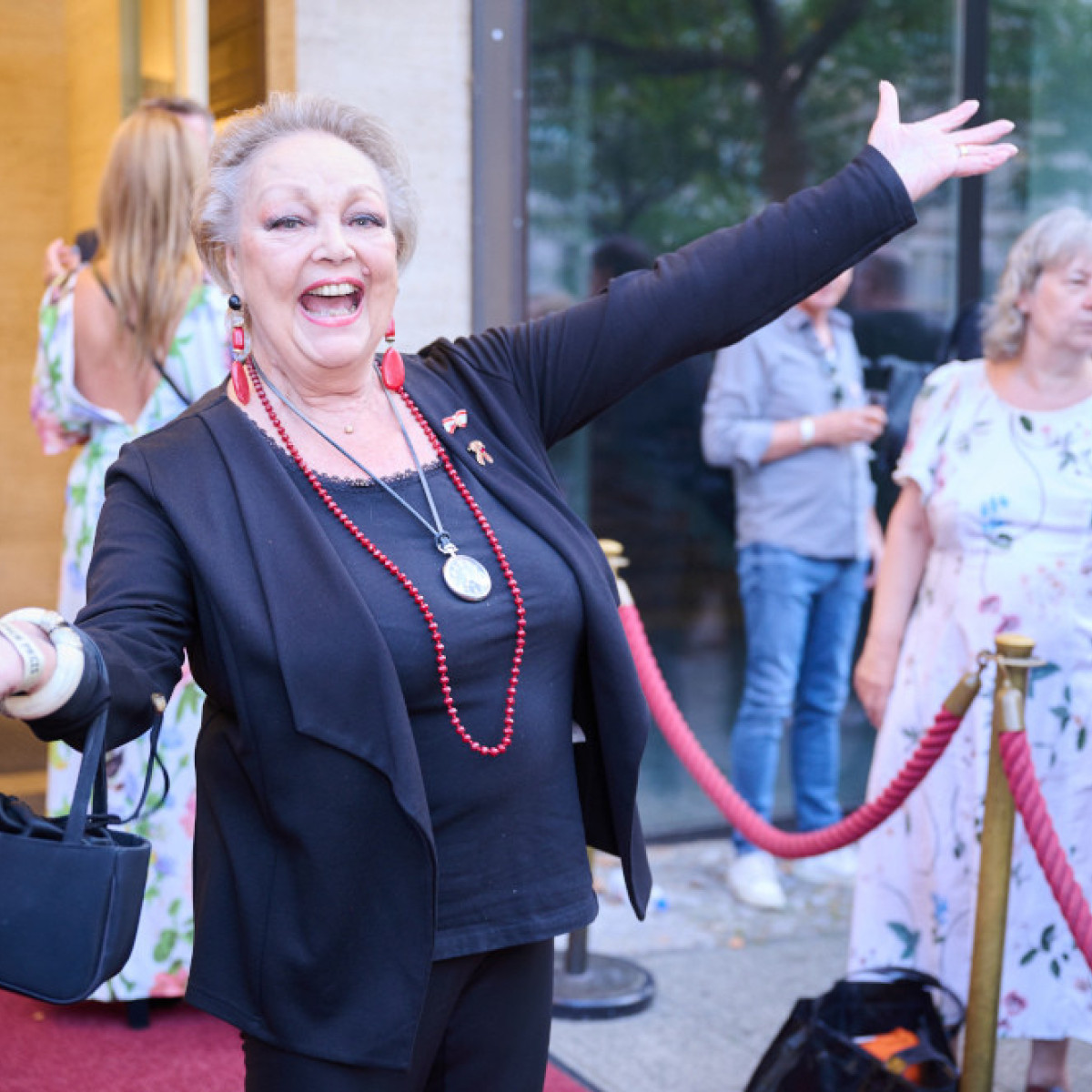 Barbara Schöne ist eine inspirierende Persönlichkeit, bekannt für ihre Authentizität, ihre Lebensgeschichte und ihre positiven Werte. Sie teilt ihre Erfahrungen, motiviert andere und zeigt, wie man mit Geduld, Familie und Engagement vieles erreichen kann.