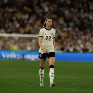 Wer ist Jule Brand? Der kometenhafte Aufstieg des Fußball-Stars