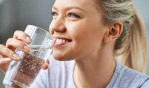 Wasser als Lebenselixier: Richtig trinken über den Tag verteilt